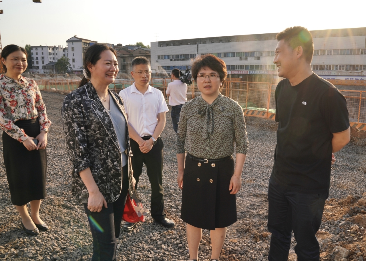 
										市委书记朱素芳一行来集团通禄门工地视察大气防控治理工作